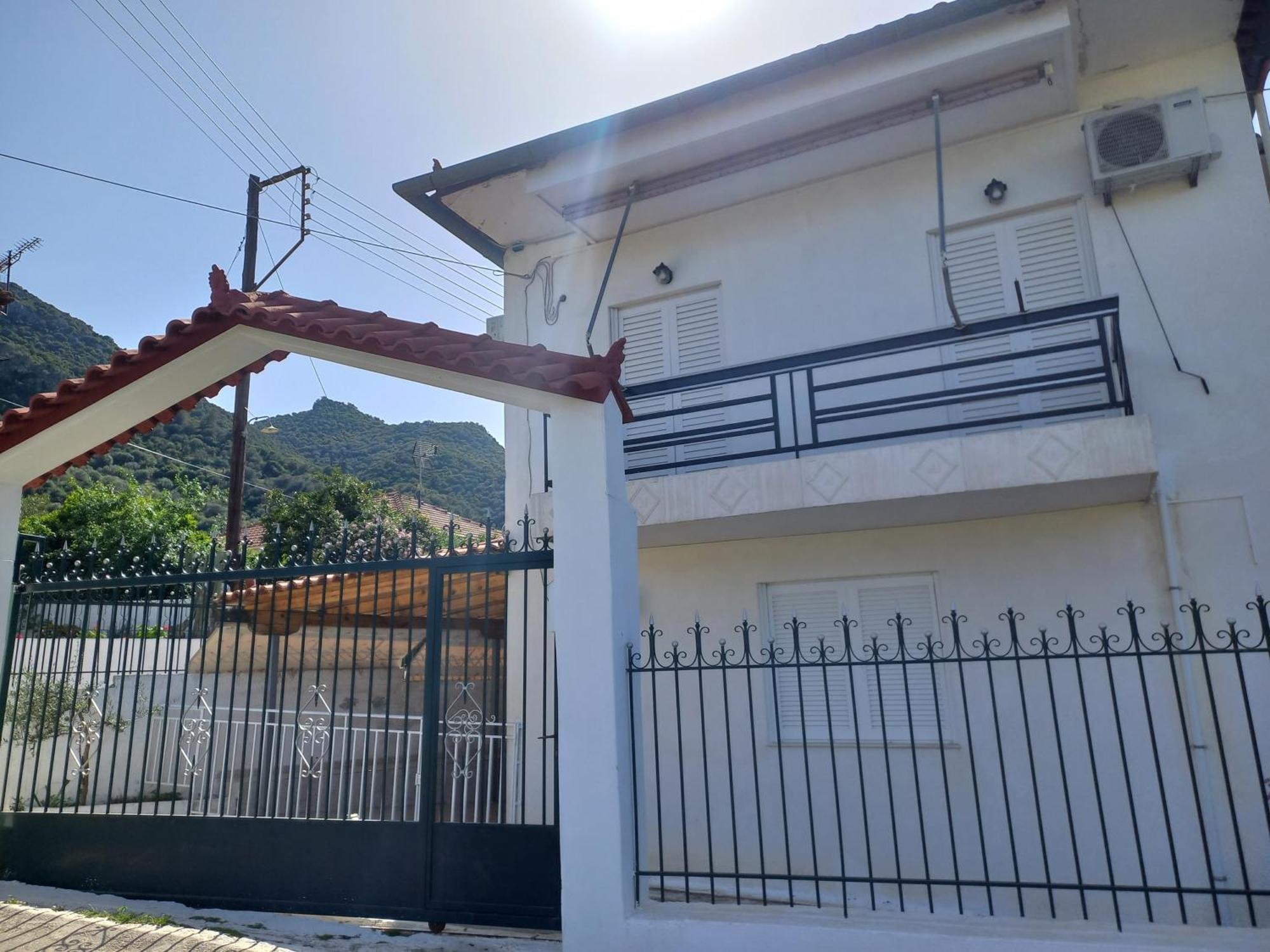 Apartamento Triζin Galatás Exterior foto